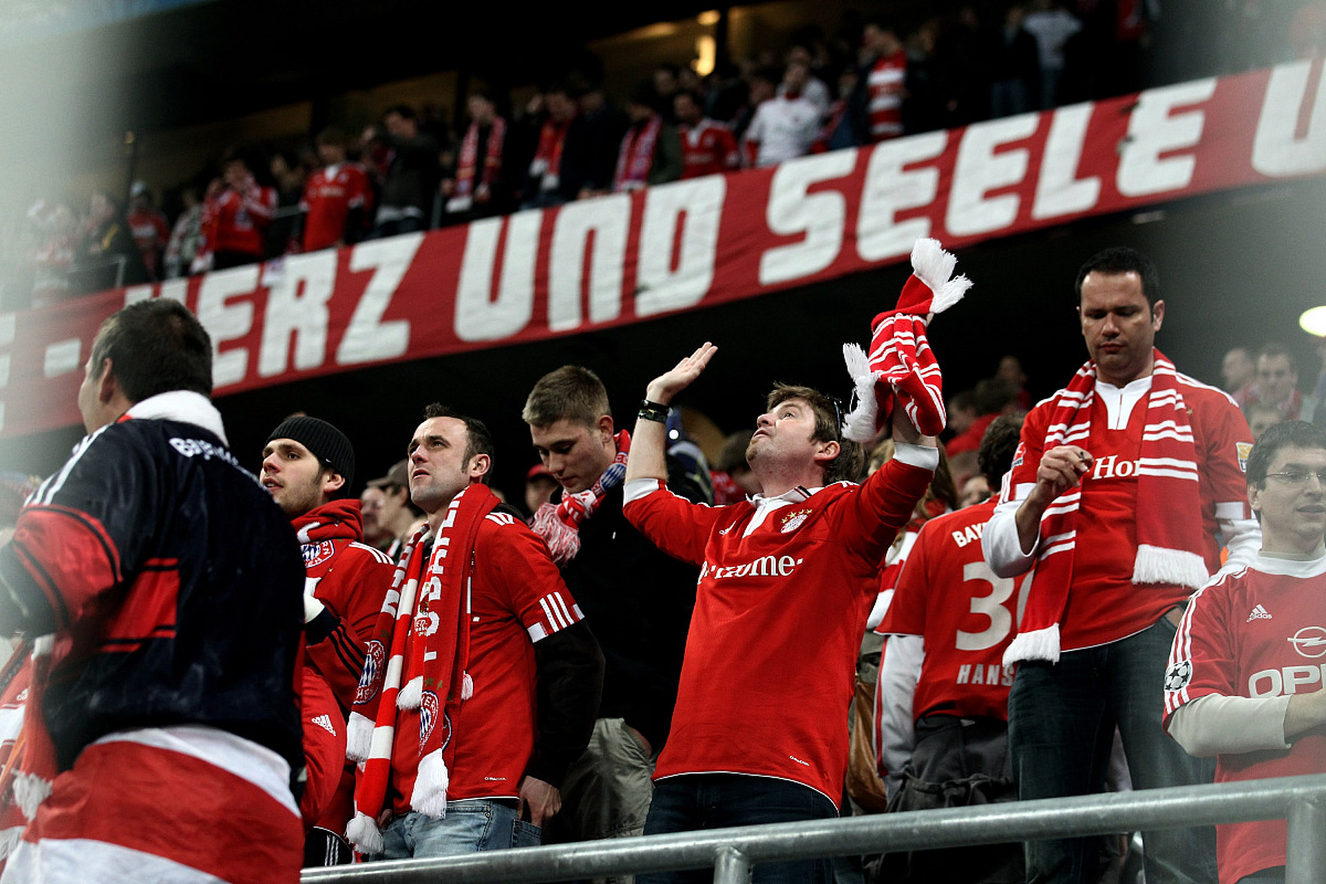 曼联主场气氛火爆，球迷助威成强大后盾