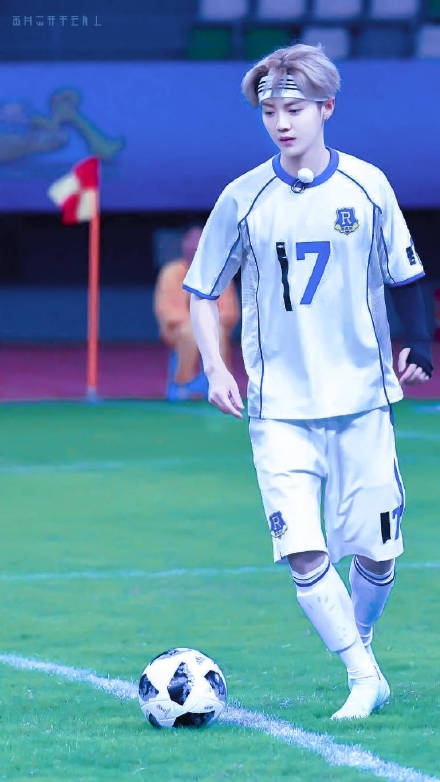 新晋足球偶像在国际舞台上闪耀