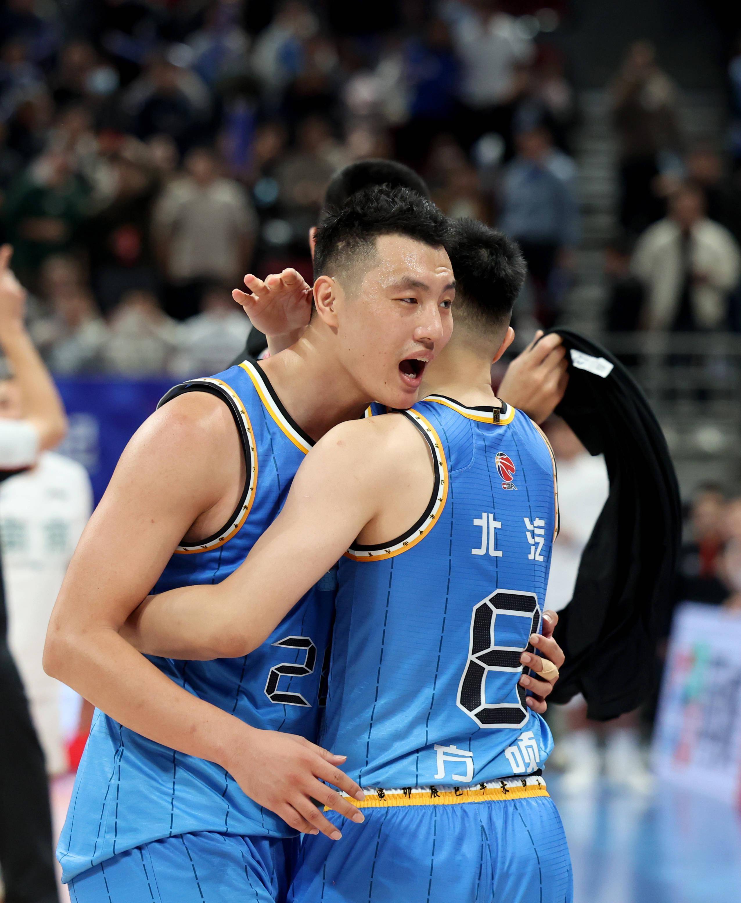 福建男篮在比赛中打出精彩表现，令人赞叹不已