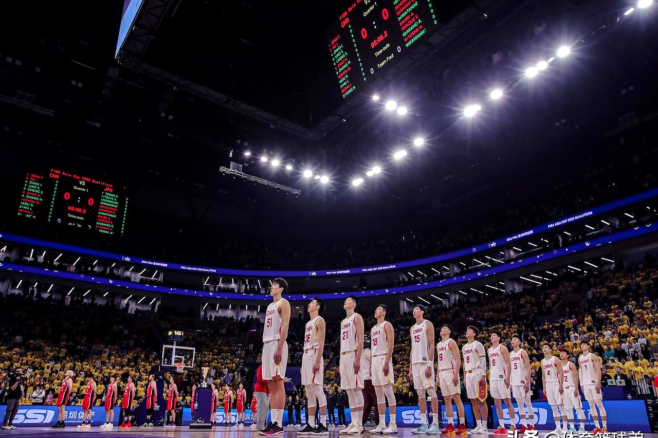 赛场上紧张对决，球员展现高超技术