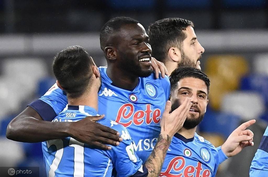 包含那不勒斯球队举行支持者交流会，共同庆祝胜利的词条