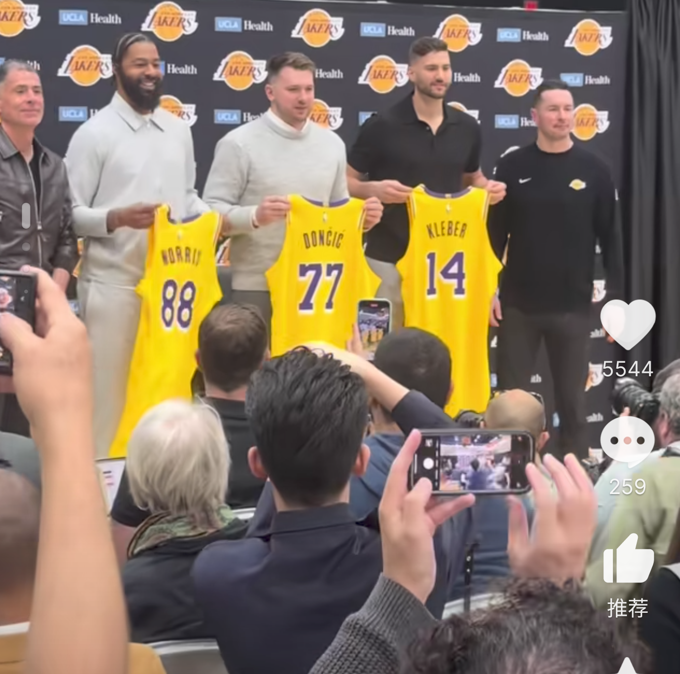 包含惊艳一幕！球员出色表现引得掌声连连的词条