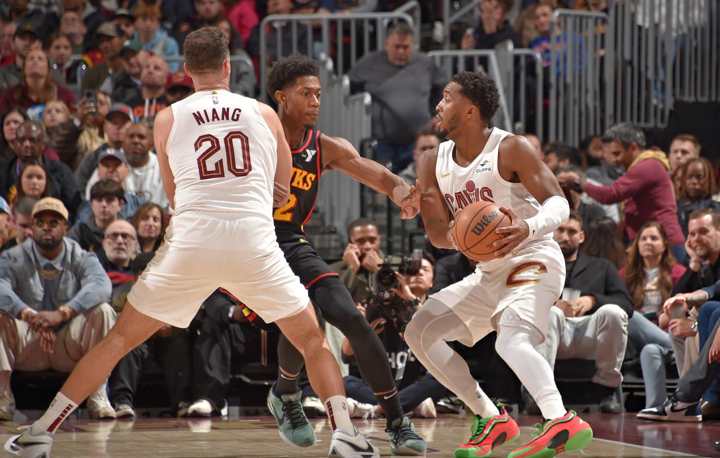 米兰体育教练-老鹰遭逢76人的猛攻